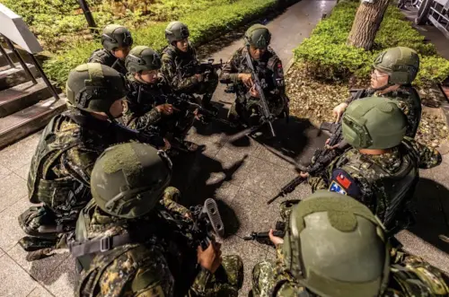 ▲憲兵202指揮部換裝T112式步槍，槍上加裝TS112式內紅點瞄鏡、護手下方加裝TS112式雷指器。(圖／憲指部提供)