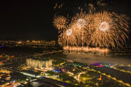 ▲新北市美術館開館活動，以煙火點亮新北藝文之夜。（圖／新北文化局提供）
