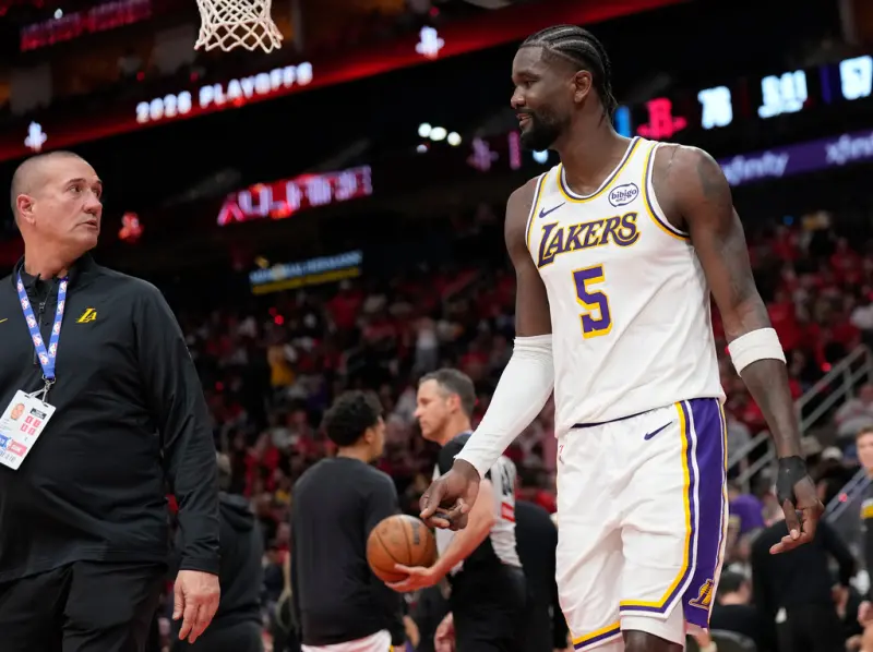 ▲湖人當家中鋒艾頓（Deandre Ayton）（右）還因為一次肘擊對手被吹判2級技術犯規，直接被驅逐出場，總教練瑞迪克（JJ Redick）賽後也急著緩頰，直言艾頓心地很善良，不會做出蓄意傷人的動作。（圖／美聯社／達志影像）