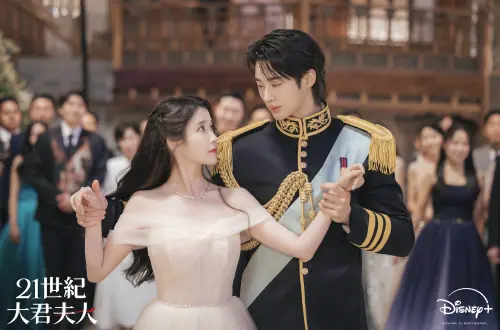 ▲邊佑錫（右）和IU（左）在劇中先婚後愛。（圖／Disney+）