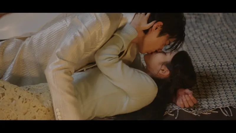 ▲IU（下）、邊佑錫（上）在《21世紀大君夫人》最新一集中上演遊艇之吻，甜度突破天際，讓粉絲直呼：「李鐘碩不要看！」（圖／Disney+）