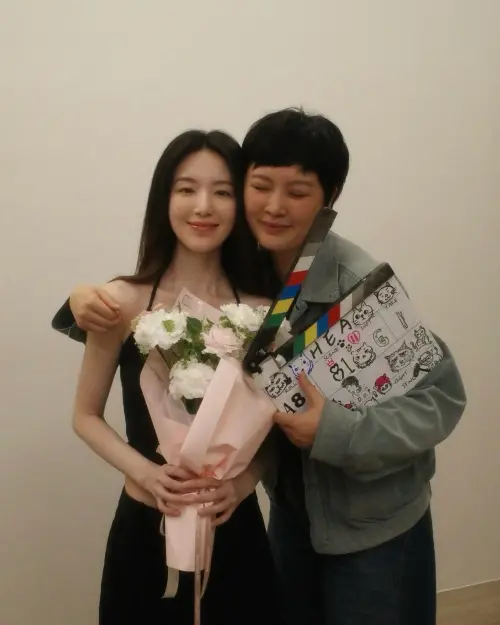 ▲舒華（左）主演的國片《幸福快樂的日子》已經拍攝完畢，舒華在殺青照中仙氣滿溢，右為該片導演阮鳳儀。（圖／幸福快樂的日子IG@happilyeverafter_film）