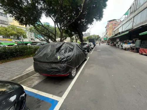▲車輛停放路邊停車格內，外部覆蓋防塵套，疑似長時間閒置，占用道路停車空間。(圖／陳俞融提供2026.4.27)