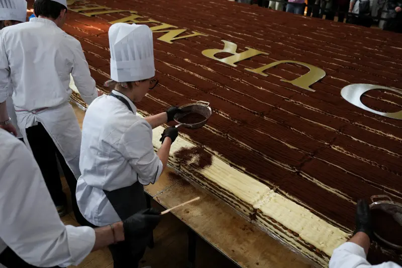 ▲一百名廚師共同製作這一條長達440.6公尺的世界最長提拉米蘇。（圖／路透社／達志影像）