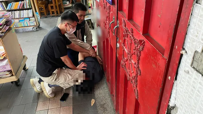 ▲一名越南籍失聯移工今（27）日上午遭警盤查，竟翻牆至新北議會逃跑三小時後，遭警方逮捕。（圖／海山分局提供）