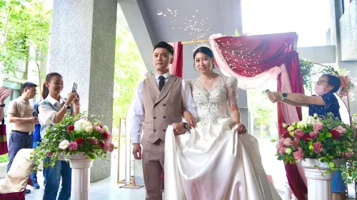 ▲屏東縣集團婚禮邁入第23屆，邀請30對新人共享幸福時刻。（圖／屏東縣府提供）