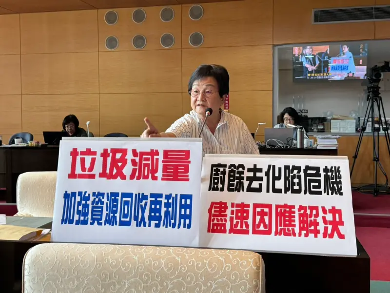 ▲議員張瀞分指出，中市「廚餘去化陷危機」，手指指責環保局長吳盛忠倚老賣老、推諉責任，導致清潔車倒水、垃圾車排隊等亂象惹民怨。(圖／張瀞分提供2026.4.27)