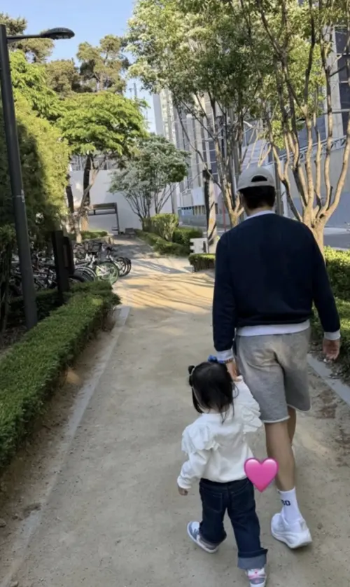 ▲李炳憲牽3歲女兒散步畫面公開。（圖／IG@216jung）