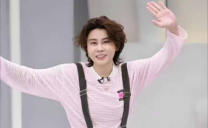 ▲曾沛慈《浪姐》隊友王濛（如圖）近日被翻出，曾在2016年登上《非凡搭檔》時，被黎明當成男生，還大邀她一起上廁所，之後得知真相後兩人超尷尬，讓網友笑說：「黎明一定是王濛最怕的人」。（圖／微博@鹿辭sofa）