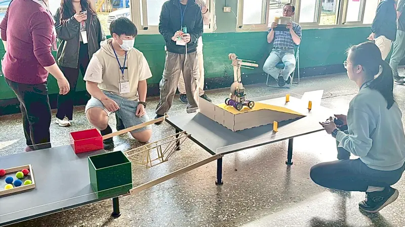 ▲高雄市阿蓮國中三位學生代表高雄市參加教育部「114學年度科技教育創意實作競賽」生活科技組全國決賽，榮獲銅牌獎。其中三位同學設計的橋樑載重117公斤，換算可以承受多達1647倍的重量，更是全場最高分。（圖／高市府教育局提供）