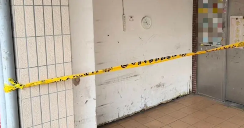 ▲板橋母因失智嚴重，渾然不知自己兒子倒臥房內地板過世多日，警破門時遺體已發黑腐爛 。（圖／翻攝畫面）