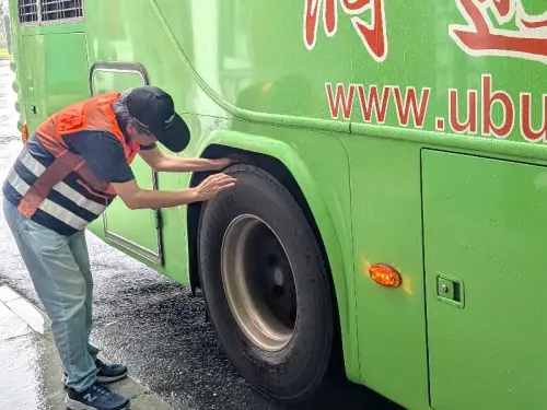 為民眾乘車安全服務！高雄市區監理所到各客運站關心業者疏運整備