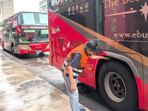 ▲交通部公路局高雄市區監理所到高雄市建國路各客運站關心業者疏運安全整備情形，檢查輪胎胎紋的狀況。(圖／高雄市區監理所提供)