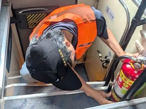 ▲交通部公路局高雄市區監理所到高雄市建國路各客運站關心業者疏運安全整備情形，檢查滅火器。(圖／高雄市區監理所提供)