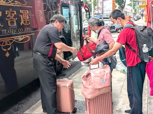 ▲客運場站人員為乘車民眾服務的情形。(圖／高雄市區監理所提供)