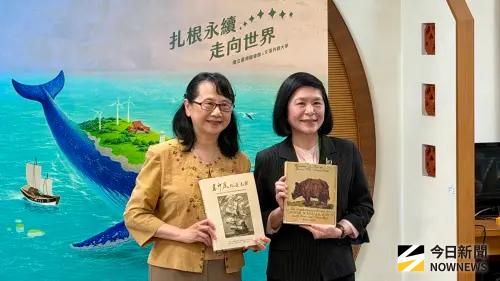 ▲開幕儀式中舉行典藏交流儀式，由文藻外語大學校長莊慧玲（左）代表致贈珍藏古籍《東西印度驚奇旅行記》，國立臺灣圖書館館長曹翠英（右）則回贈《東印度旅遊見聞》。（圖／記者陳美嘉攝，2026.04.27）