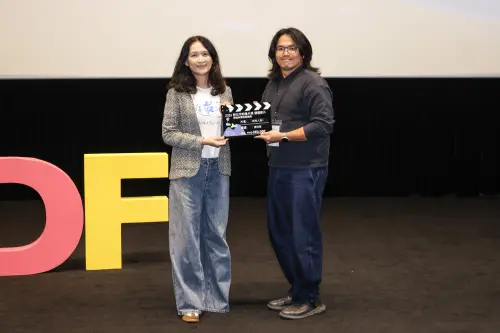 ▲齊柏林基金會副執行長林穎儀頒發「齊柏林環境紀錄獎」優選作品。（圖／新北市新聞局提供）