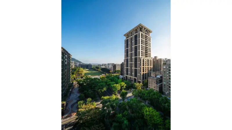 ▲「詠藝」座落台北大學正對面的學勤路林蔭大道上，擁有面積1597坪、雙面臨路完整基地，堪稱北大特區難得一見的完整角地條件。（圖／業者提供）