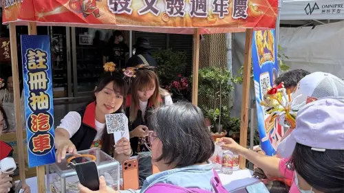 ▲發又發娛樂城於新港奉天宮設置服務攤位，提供飲水與杯套等補給物資，亦邀請網紅參與現場互動。（圖／翻攝畫面）