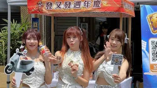 ▲發又發娛樂城於新港奉天宮設置服務攤位，提供飲水與杯套等補給物資，亦邀請網紅參與現場互動。（圖／翻攝畫面）