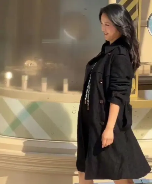 ▲湯唯今日出席品牌活動，肚子看起來明顯隆起。（圖／微博@麻辣表哥）