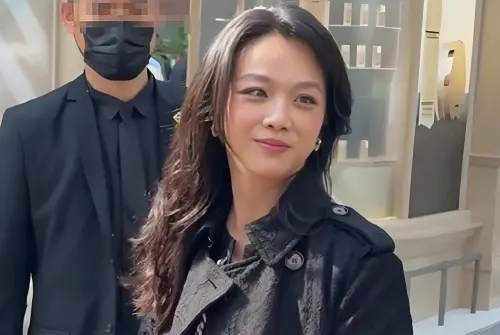 ▲湯唯日前出席品牌活動時，穿著寬鬆、肚子明顯凸起，因此傳出懷孕消息，如今也正式證實。（圖／微博@九品_評論官__）