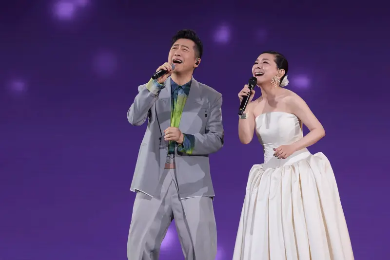 ▲張清芳（右）26日晚間舉辦慈善演唱會，找來好友庾澄慶（哈林，左）同台唱歌，談話時張清芳突然爆料，哈林的兒子也來當工作人員，他大吃一驚開玩笑表示，希望下次找他兒子可以先知會一聲。（圖／上引娛樂提供）