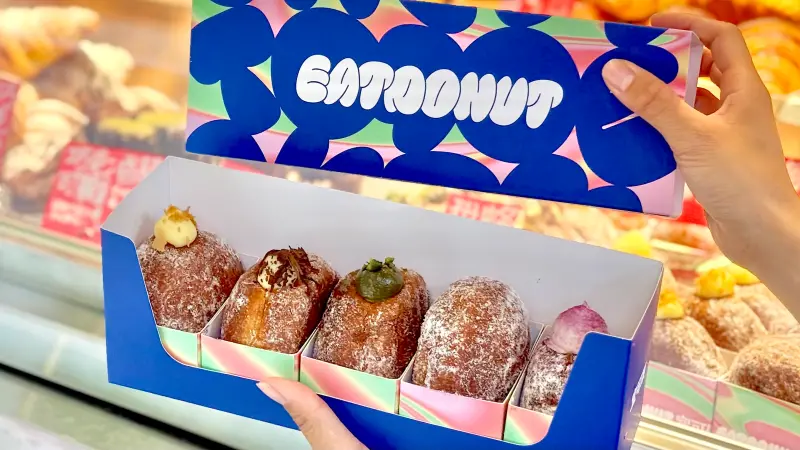 ▲宜可頌全新品牌EATDONUT今4月28日試營運，買可頌免費送甜甜圈，天天限量100顆。雙餡料6款口味48元起；開幕限量杜拜巧克力開吃。日本爆紅emina草莓夾心起司球全家便利商店明開賣。（圖／記者蕭涵云攝）