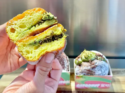▲宜可頌EATDONUT開幕限量「杜拜巧克力」生甜甜圈。（圖／記者蕭涵云攝）
