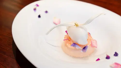 ▲Ukai-tei Kaohsiung於5/8至5/10推出三日限定甜點「花影・荔語」，以荔枝與玫瑰為風味主軸，透過細緻堆疊的結構展現多重口感。（圖／THE AMNIS然一酒店提供）