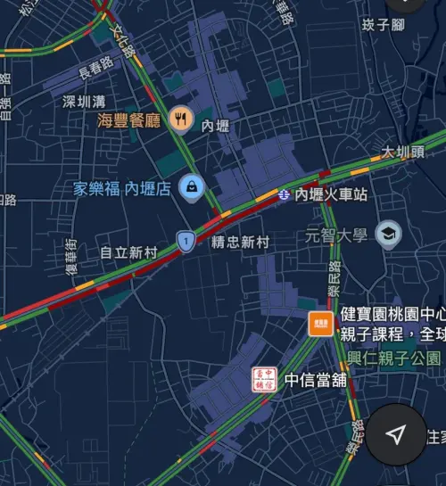 ▲桃園內壢的中華路車流量平時就很大，受到台鐵慢行控管影響，駕駛人想過平交道的等待時間得花更長了。（圖／GoogleMaps）