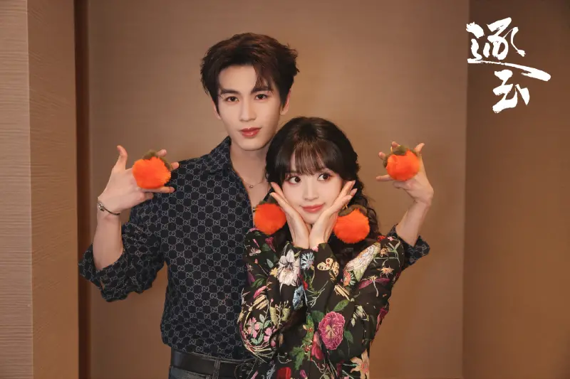 ▲張凌赫（左）《逐玉》爆紅也沒用，傳出平台認可度輸女主角田曦薇（右），而絆腳石就是「粉底液將軍」的風波。（圖／微博@網劇逐玉）