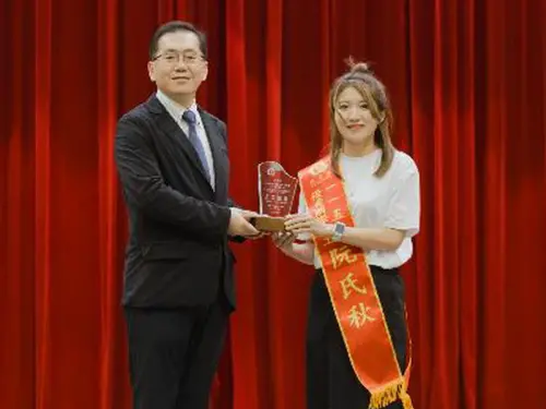 ▲產業園區管理局局長楊志清(左)頒獎給模範勞工阮氏秋(右)，以資鼓勵。(圖／產業園區管理局提供)