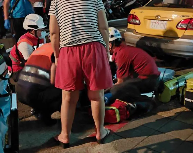 北市社子驚傳火警！四層樓老公寓竄火濃煙直衝天　屋主昏厥送醫