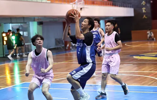 ▲陣中禁區悍將蘇得鈞今日繳出14分、13籃板的「雙十」成績單，成為球隊守護禁區、逆轉奪勝的頭號功臣。（圖／U19籃球聯盟提供）