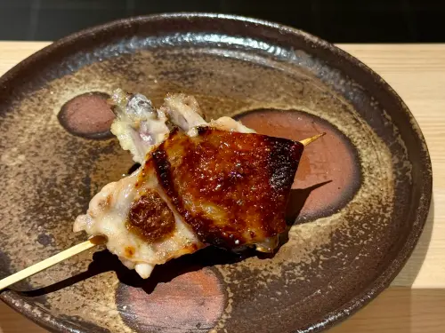 ▲沿襲大阪本店招牌的「雞翅一夜干」，皮酥香、肉水嫩，讓人印象深刻。（圖／記者蕭涵云攝）