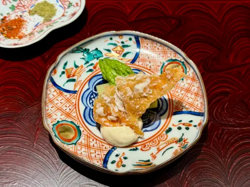 ▲「雞胸仙貝」乍看以為是雞皮脆片。（圖／記者蕭涵云攝）
