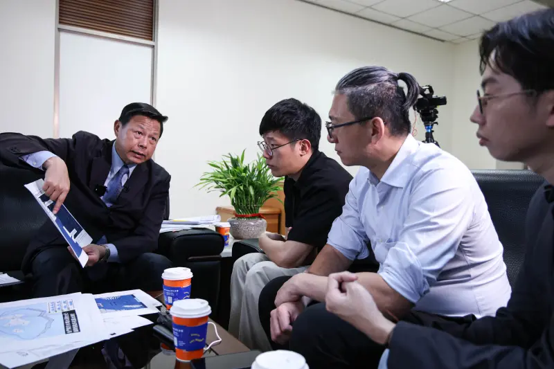 ▲海巡署副署長謝慶欽向記者展示中共各項威脅的數據。（圖／記者朱永強攝影）