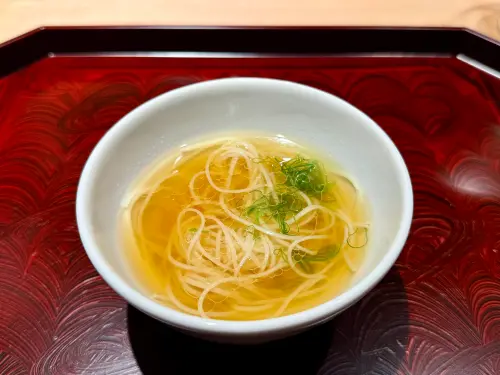 ▲「素麵」高湯醇厚卻清澈。（圖／記者蕭涵云攝）