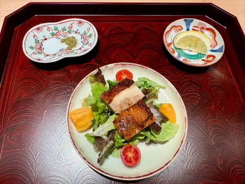 ▲煙燻雞腿沙拉前菜，另提供日本山椒粉、新鮮檸檬等。燒鳥すみか食器皆由Tim自日本嚴選帶回。（圖／記者蕭涵云攝）