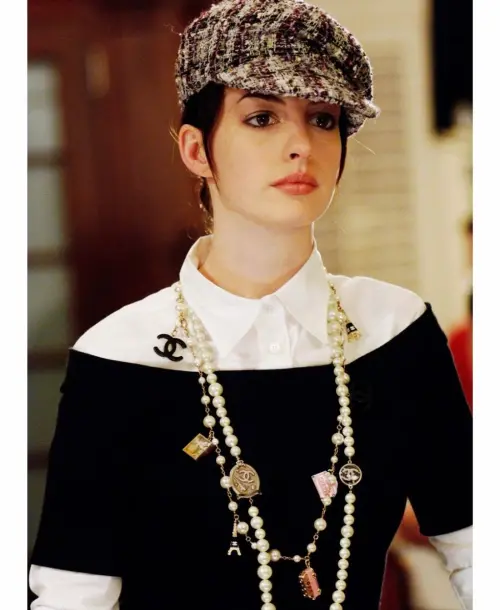 ▲安海瑟薇把學院風穿得超有氣場又時髦。（圖／《穿著PRADA的惡魔》劇照）