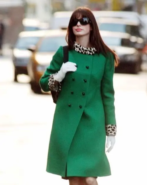▲不是誰都能嘗試的翡翠綠色大衣，安海瑟薇依舊完美消化。（圖／《穿著PRADA的惡魔》劇照）