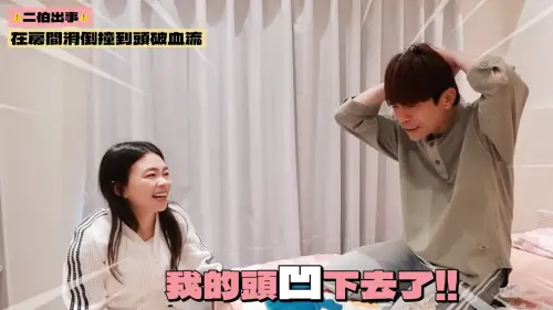 ▲蔡阿嘎（右）與二伯（左）還原當初跌倒經過。（圖／翻攝自蔡阿嘎YouTube）