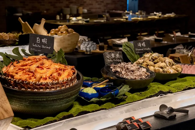 ▲台南晶英酒店宣告，飯店一樓的ROBIN’S牛排館即日起於中午12點至下午5點新推「悠享食光All Day Brunch」，每位980元，下午茶單吃自助吧每位680元，更有平日優惠，兩人同行特價980元。（圖／台南晶英提供）