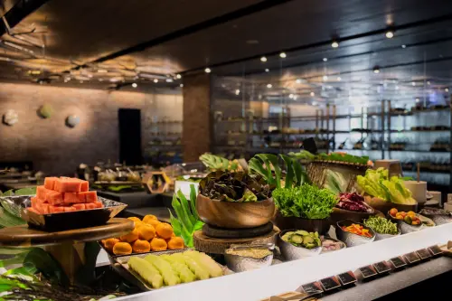 ▲台南晶英表示，ROBIN'S西餐廳的沙拉吧落實綠色餐飲理念，精選多種與在地小農合作的有機鮮蔬。（圖／台南晶英提供）