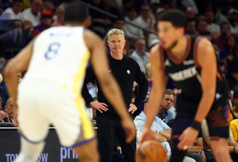 ▲NBA美國職籃因球星傷病潮引發賽事品質下降的批評聲浪，金州勇士總教練科爾（Steve Kerr）近日受訪時直言，聯盟現行的82場賽事負荷過重。（圖／路透／達志影像）