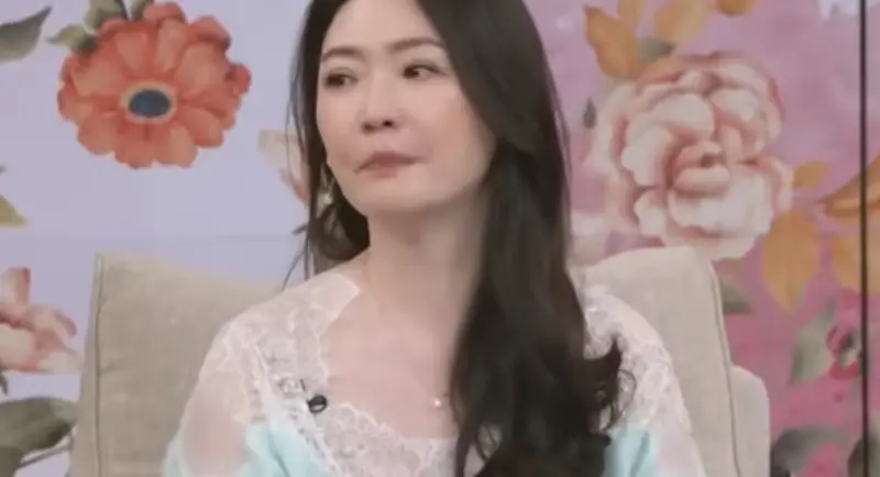 ▲王俐人（如圖）從小全家移民美國，她在完成學業後回台灣踏入演藝圈，爸爸病危時，她怕被公司說難搞，不敢當機立斷請假飛美國看爸爸，錯過最後一面，成為人生中的一大遺憾。（圖／翻攝自東風衛視YouTube）