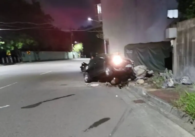 ▲台中一名女子深夜駕車自撞民宅旁石堆，送醫搶救後不幸身亡。（圖／翻攝畫面）