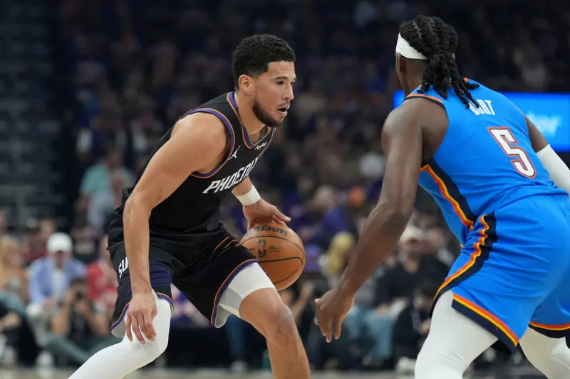 ▲鳳凰城太陽球星布克（Devin Booker）在今日對戰雷霆的生死戰中表現掙扎，上半場僅出手3次得到2分，神情顯得相當落寞。（圖／美聯社／達志影像）
