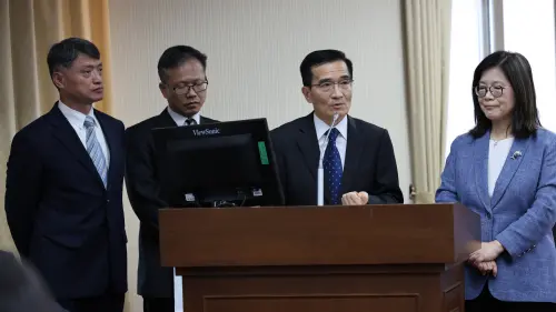 ▲海巡署爭取300億經費引進無人機艇和水下裝置，讓監測從偏向人工巡查轉為全天候智慧型偵監系統張忠龍（左二）。（圖／海巡署提供）